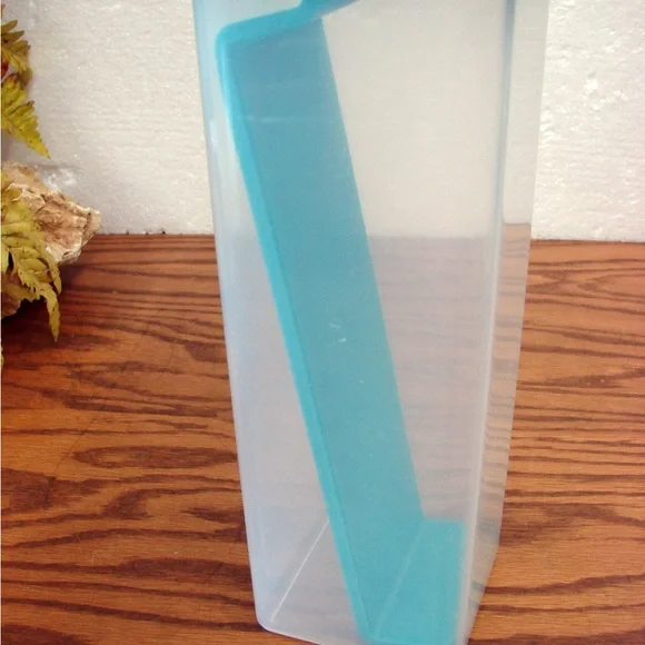 New TupperWare Velveeta Cheese keeper - Picture 3 of 4